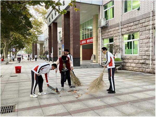 校園晨(chén)掃 校(xiào)園晨掃(sǎo).JPG